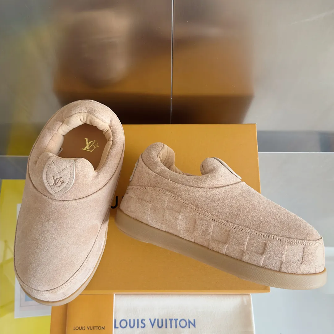[L Family x Ingo joint model] Top P: 820💰 ▪️Size: Women's 35-40 (customized at 41.42 for women). Men's 39-44 (customized at 38.45.46) LV x Ingo joint model Top version Fatty Forrest Gump shoes Thick sole Couple model Casual sports shoes Original purchase and development Production LV Yeti lace-up shoes from LV Yeti The series combines Japanese "small feet" fashion aesthetics with classic Louis Vuitton elements in avant-garde strokes, subtly paying tribute to the traditional Japanese culture of taking off shoes when entering the house. The suede cow leather is partially embossed with Nigo's reinterpreted Damier pattern, and the comfortable casual shoe configuration highlights street style. Exquisite packaging at the delivery counter🛍📦 ▪️Fabric: Original imported first-layer cowhide ▪️Inner lining: Original custom-made breathable mesh ▪️Sole: Original molded non-slip TPU material ▪️Sole thickness: 5CM